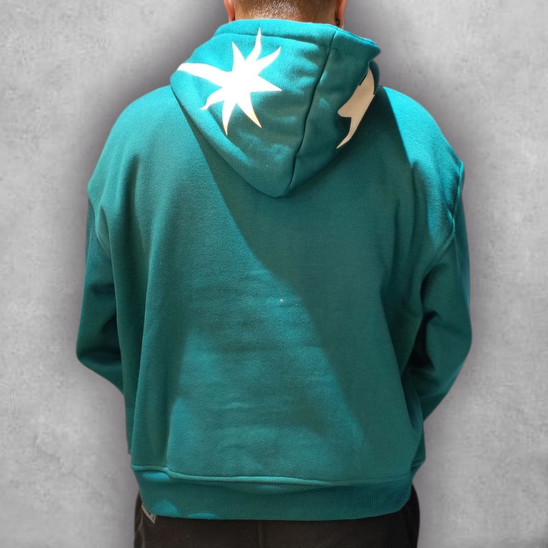 El Buzo Boxyfit F24 Hype Teal es la elección perfecta para quienes buscan destacar con frescura. Su diseño minimalista pero impactante, acompañado de un color atrevido y un fit amplio, lo convierte en una pieza esencial para elevar cualquier outfit urbano con personalidad.