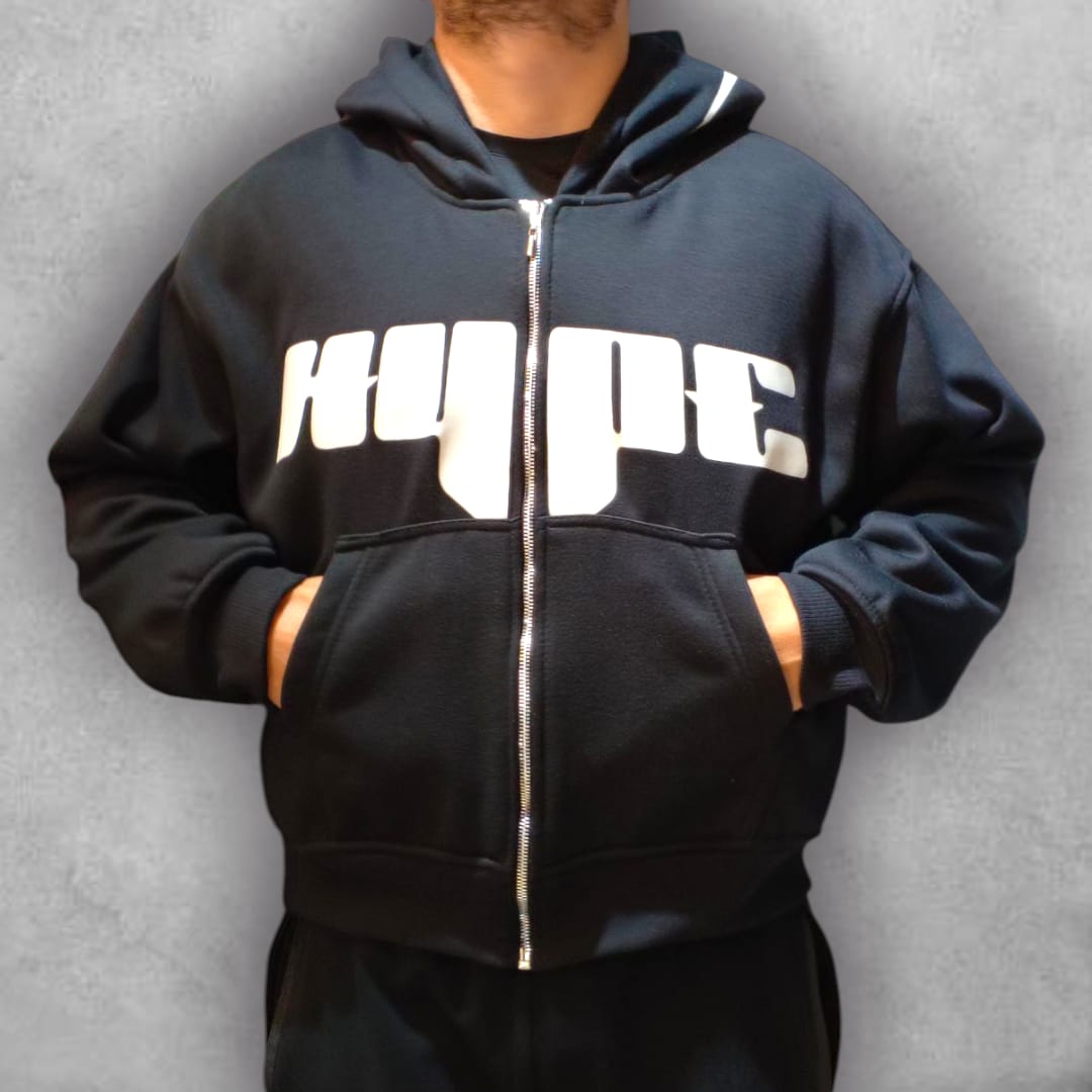 El Buzo Boxyfit F24 Hype Classic Black combina minimalismo y actitud en una sola pieza. Su diseño sobrio pero llamativo lo convierte en un esencial para cualquier outfit urbano, brindando comodidad y frescura sin perder el toque distintivo que marca tendencia.