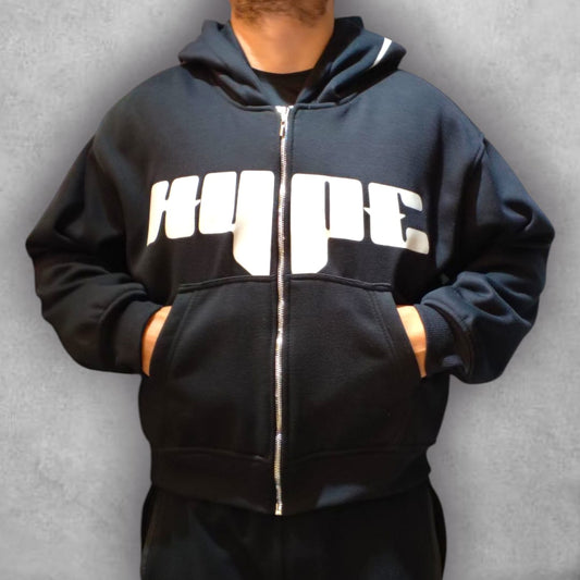 El Buzo Boxyfit F24 Hype Classic Black combina minimalismo y actitud en una sola pieza. Su diseño sobrio pero llamativo lo convierte en un esencial para cualquier outfit urbano, brindando comodidad y frescura sin perder el toque distintivo que marca tendencia.