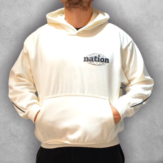 El Buzo Boxyfit F24 Nation White Edition es la prenda perfecta para quienes buscan autenticidad y frescura. Su diseño minimalista con un poderoso mensaje gráfico lo convierte en un básico llamativo, ideal para combinar en outfits casuales y proyectar actitud en cualquier ocasión.