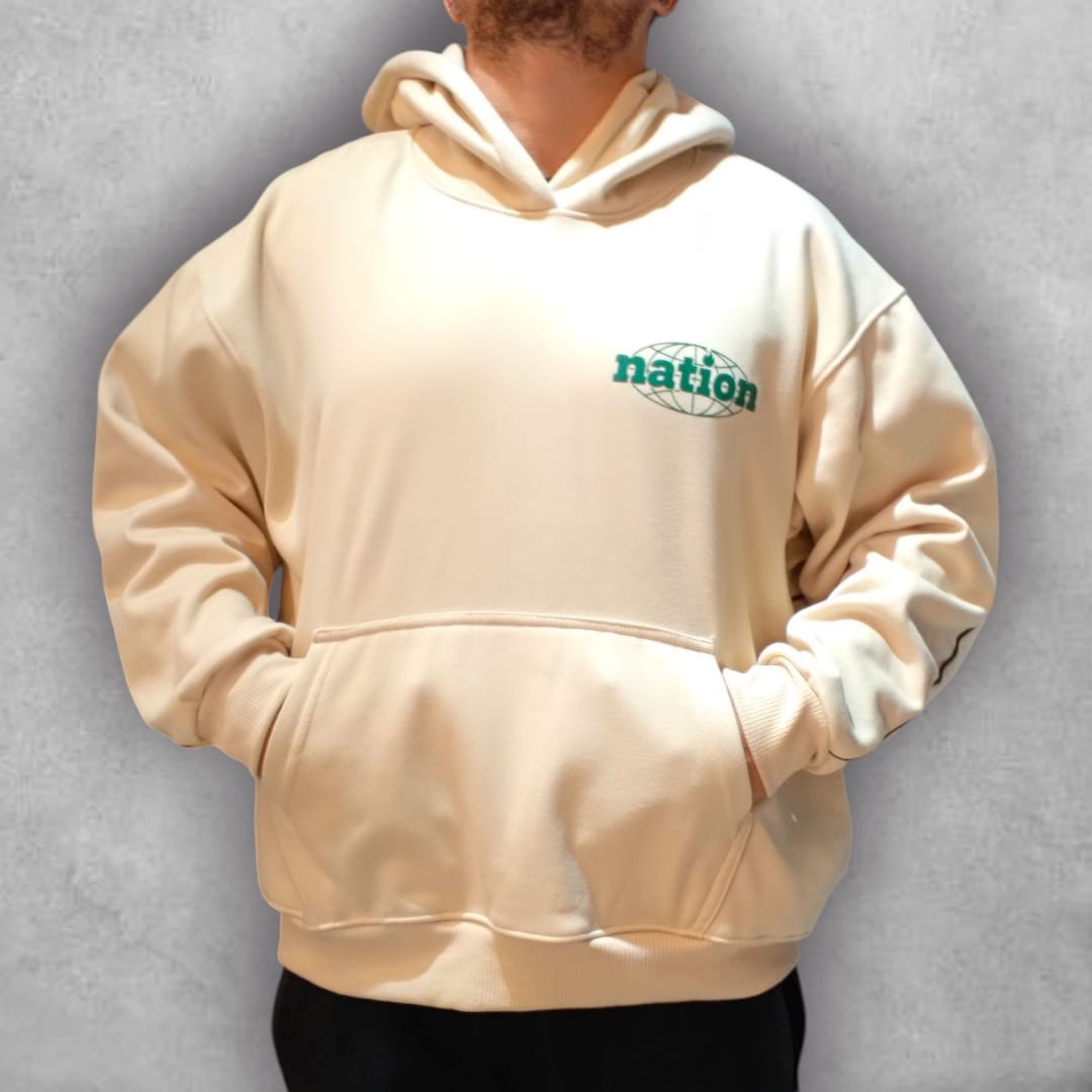 El Buzo Boxyfit F24 Nation Green Globe transmite autenticidad y actitud gracias a su diseño gráfico global. Su tonalidad neutra combinada con el logo verde lo convierte en una prenda llamativa y fácil de combinar, ideal para quienes buscan proyectar estilo en cada momento.