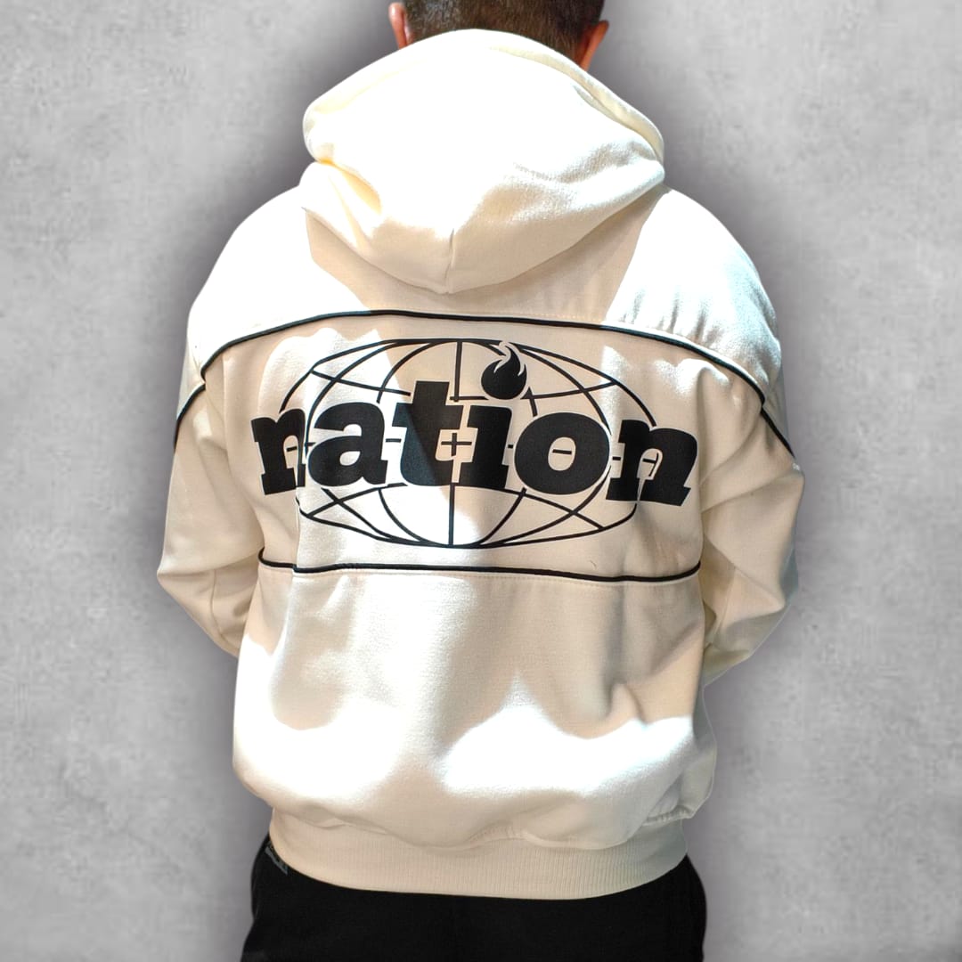 El Buzo Boxyfit F24 Nation White Edition es la prenda perfecta para quienes buscan autenticidad y frescura. Su diseño minimalista con un poderoso mensaje gráfico lo convierte en un básico llamativo, ideal para combinar en outfits casuales y proyectar actitud en cualquier ocasión.