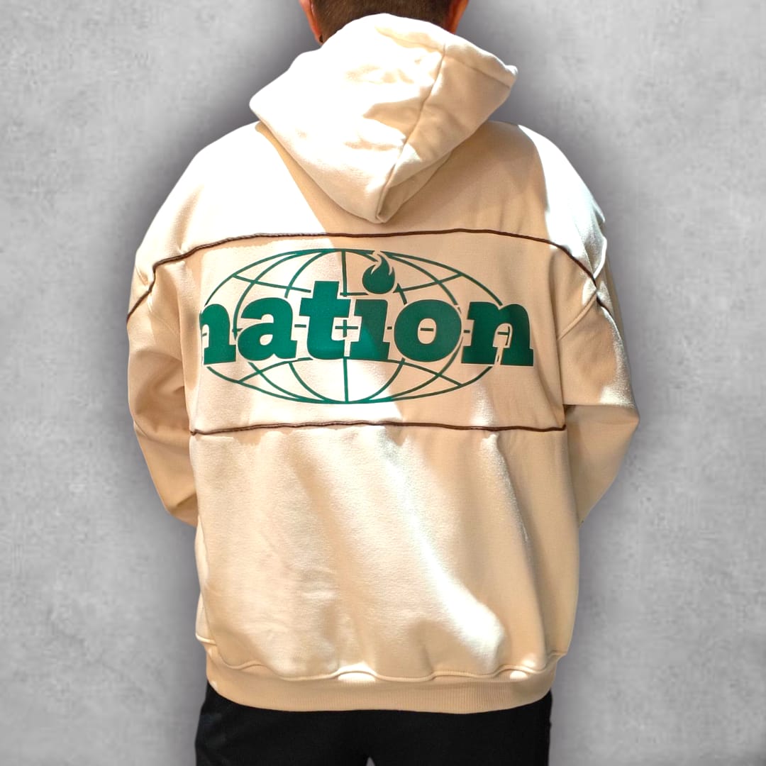 El Buzo Boxyfit F24 Nation Green Globe transmite autenticidad y actitud gracias a su diseño gráfico global. Su tonalidad neutra combinada con el logo verde lo convierte en una prenda llamativa y fácil de combinar, ideal para quienes buscan proyectar estilo en cada momento.