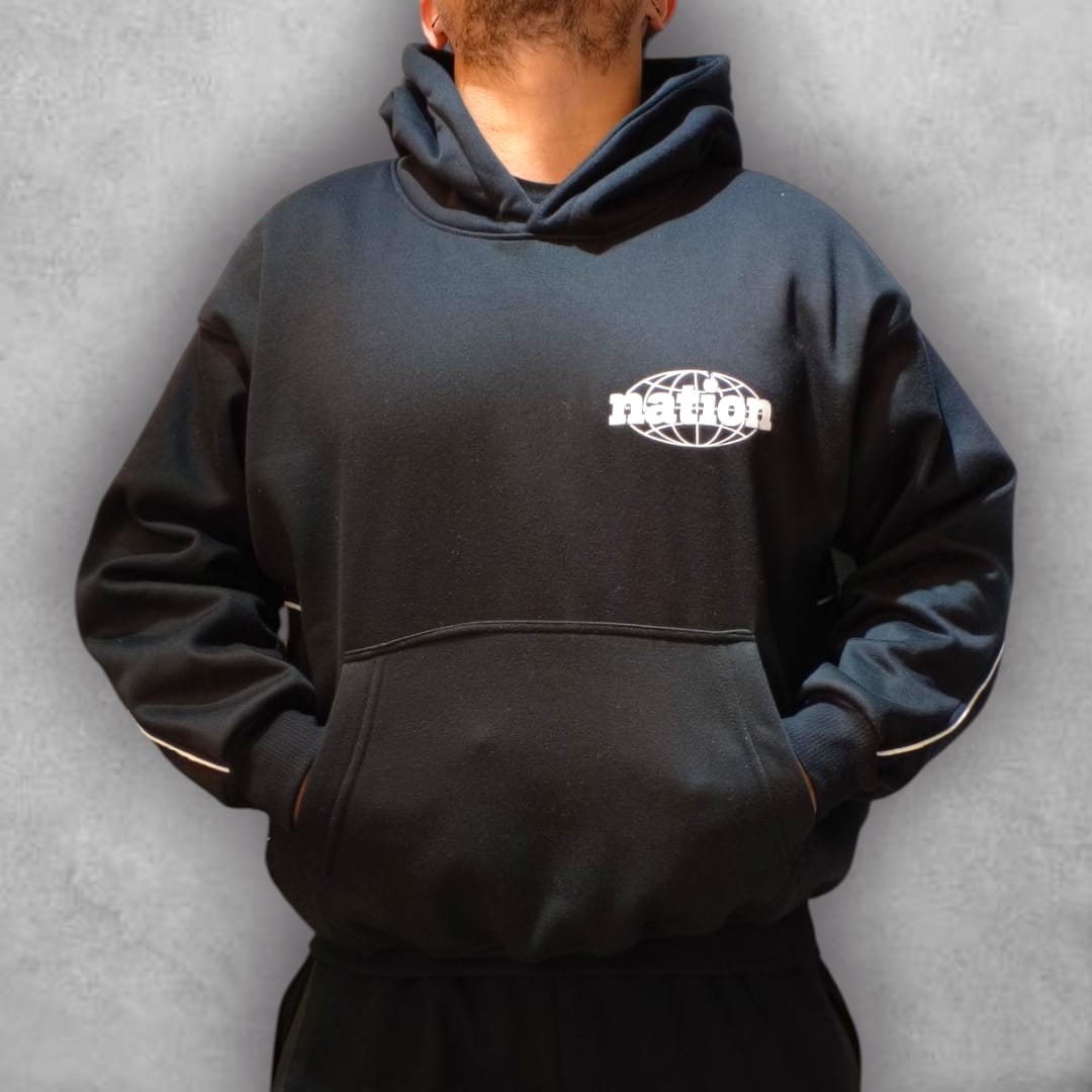 El Buzo Boxyfit F24 Nation Black Globe es la prenda ideal para quienes buscan autenticidad y actitud en su outfit. Su diseño en negro con gráfico llamativo lo convierte en una pieza versátil y poderosa, perfecta para elevar tu look diario con frescura y personalidad.