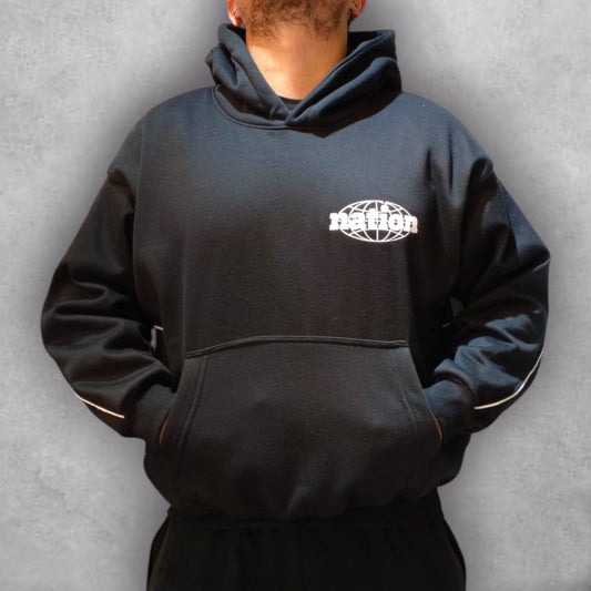 El Buzo Boxyfit F24 Nation Black Globe es la prenda ideal para quienes buscan autenticidad y actitud en su outfit. Su diseño en negro con gráfico llamativo lo convierte en una pieza versátil y poderosa, perfecta para elevar tu look diario con frescura y personalidad.