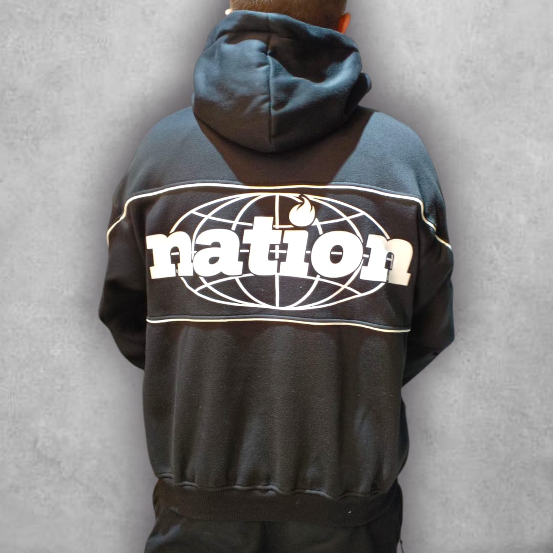 El Buzo Boxyfit F24 Nation Black Globe es la prenda ideal para quienes buscan autenticidad y actitud en su outfit. Su diseño en negro con gráfico llamativo lo convierte en una pieza versátil y poderosa, perfecta para elevar tu look diario con frescura y personalidad.