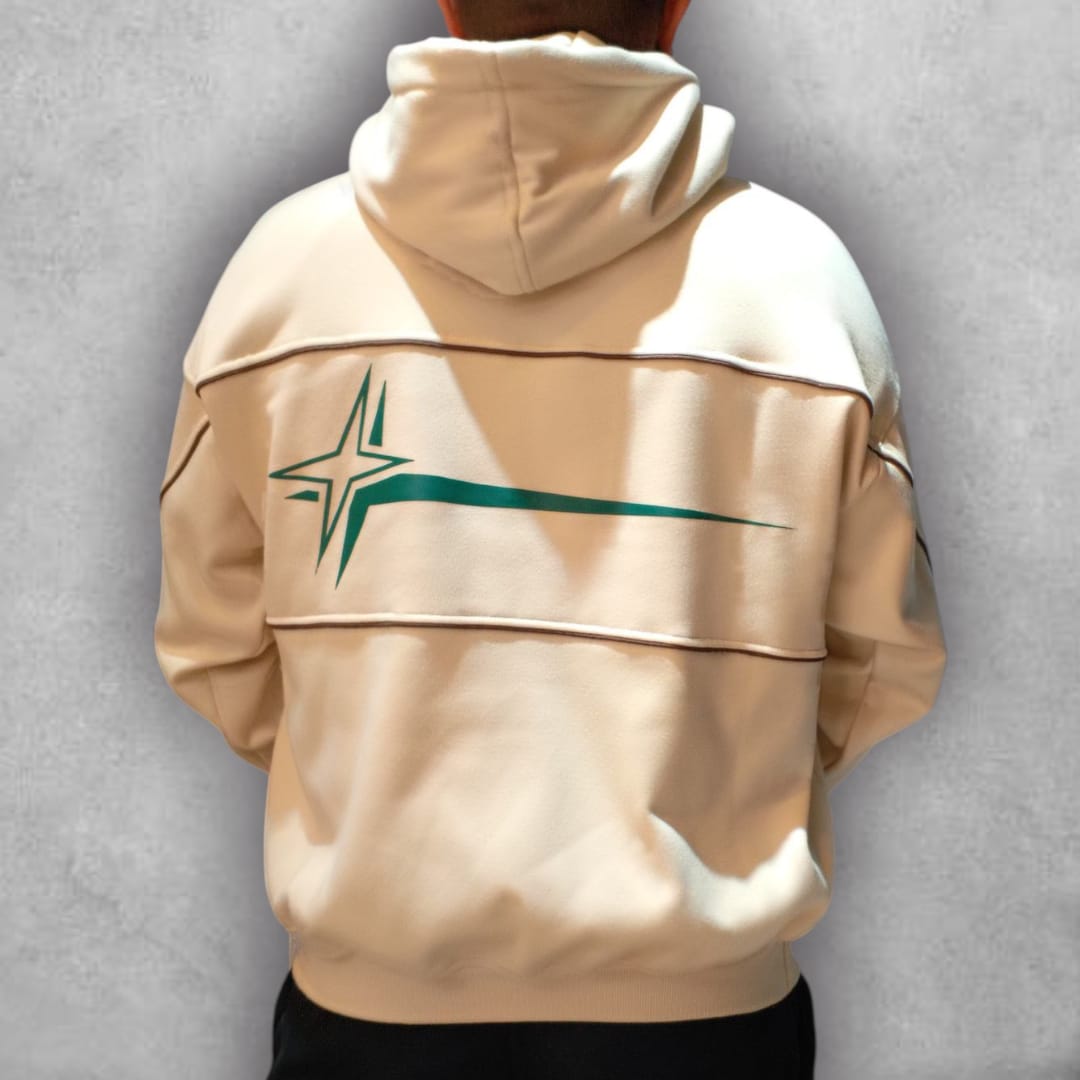 El Buzo Boxyfit F24 Starline Beige destaca por su sencillez con carácter. Su gráfica limpia y su tonalidad neutra lo convierten en un básico sofisticado, ideal para crear outfits urbanos con un aire fresco y contemporáneo.