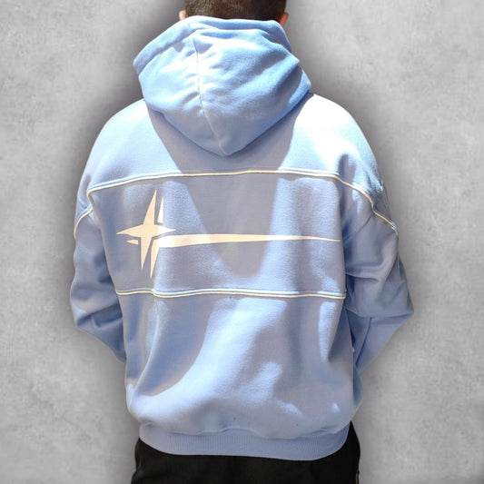 El Buzo Boxyfit F24 Starline Blue es la prenda perfecta para quienes buscan un estilo versátil y contemporáneo. Su color vibrante y su gráfica sencilla lo convierten en un básico imprescindible para outfits streetwear, aportando actitud sin perder comodidad.