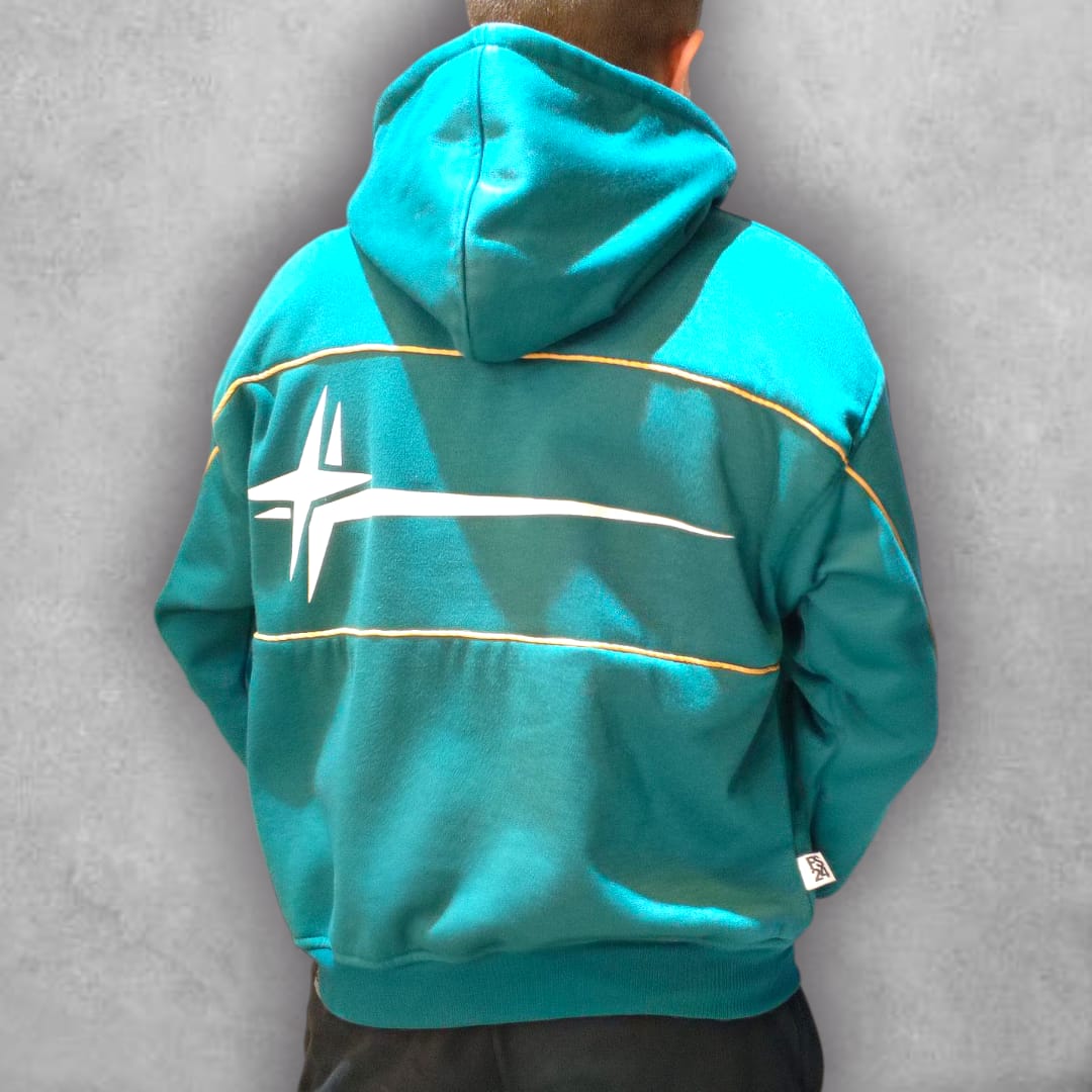 El Buzo Boxyfit F24 Starline Green es una pieza versátil que combina autenticidad y confort. Su color vibrante y su diseño gráfico sencillo lo convierten en un básico imprescindible dentro del streetwear, ideal para quienes buscan un look actual con personalidad.