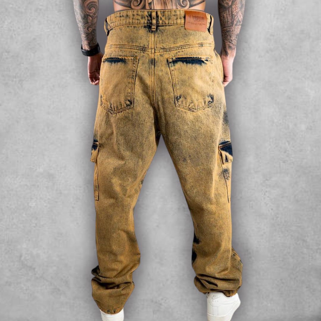 El Baggy Oversize Stark Don’t Stop Me fusiona estilo y comodidad en un diseño cargado de personalidad. Su acabado desgastado y los detalles gráficos únicos lo convierten en una pieza esencial para crear outfits modernos y llamativos que rompen con lo convencional.