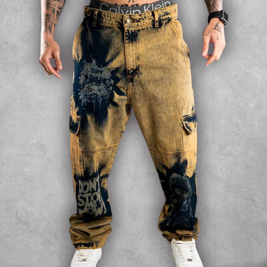 El Baggy Oversize Stark Don’t Stop Me fusiona estilo y comodidad en un diseño cargado de personalidad. Su acabado desgastado y los detalles gráficos únicos lo convierten en una pieza esencial para crear outfits modernos y llamativos que rompen con lo convencional.