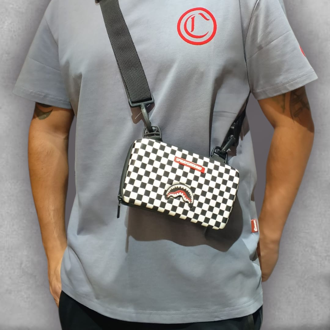 La Cangurera Sprayground es el accesorio definitivo para un look atrevido y moderno. Con un diseño gráfico impactante y materiales de alta calidad, esta pieza fusiona moda y practicidad, siendo perfecta para elevar cualquier outfit urbano con un toque distintivo.