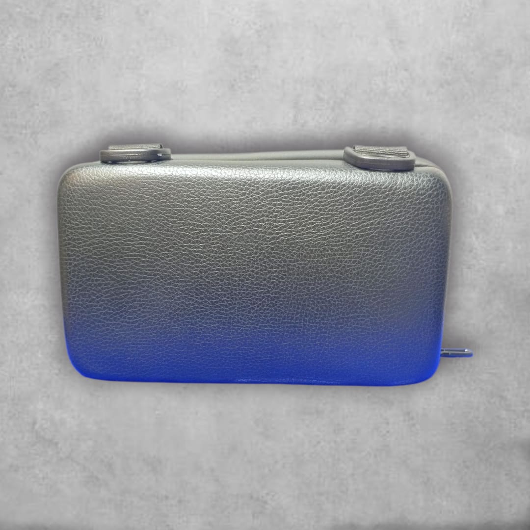 La Cangurera Sprayground es el accesorio definitivo para un look atrevido y moderno. Con un diseño gráfico impactante y materiales de alta calidad, esta pieza fusiona moda y practicidad, siendo perfecta para elevar cualquier outfit urbano con un toque distintivo.