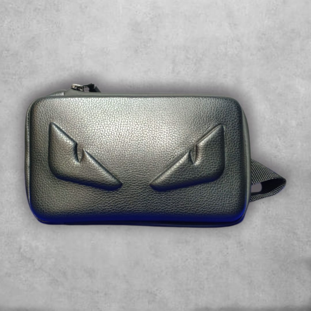 Con un acabado impecable y un diseño icónico que transmite carácter, la Cangurera Fendi es el complemento ideal para elevar tu estilo. Su practicidad se une a un look moderno y elegante, convirtiéndola en la opción perfecta para cualquier ocasión.