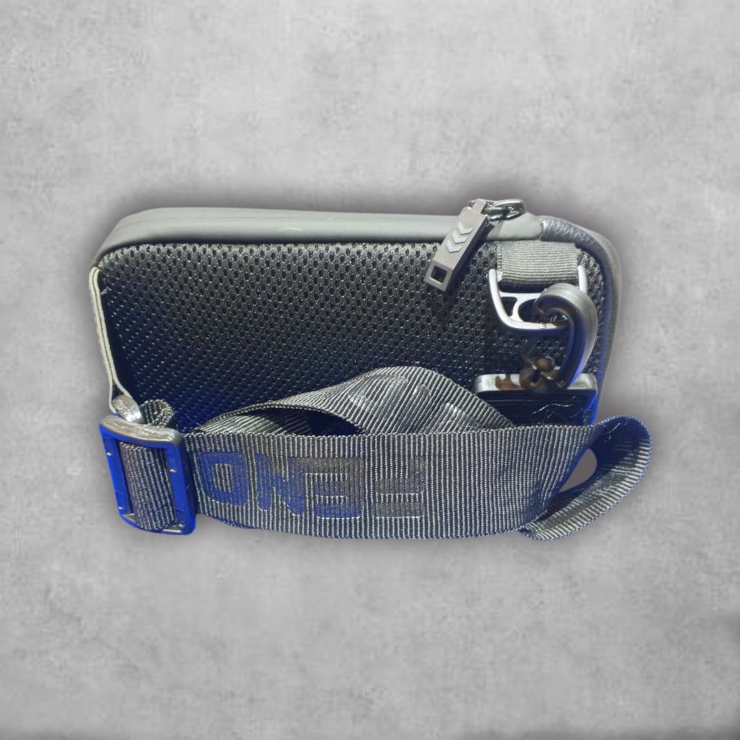 Con un acabado impecable y un diseño icónico que transmite carácter, la Cangurera Fendi es el complemento ideal para elevar tu estilo. Su practicidad se une a un look moderno y elegante, convirtiéndola en la opción perfecta para cualquier ocasión.