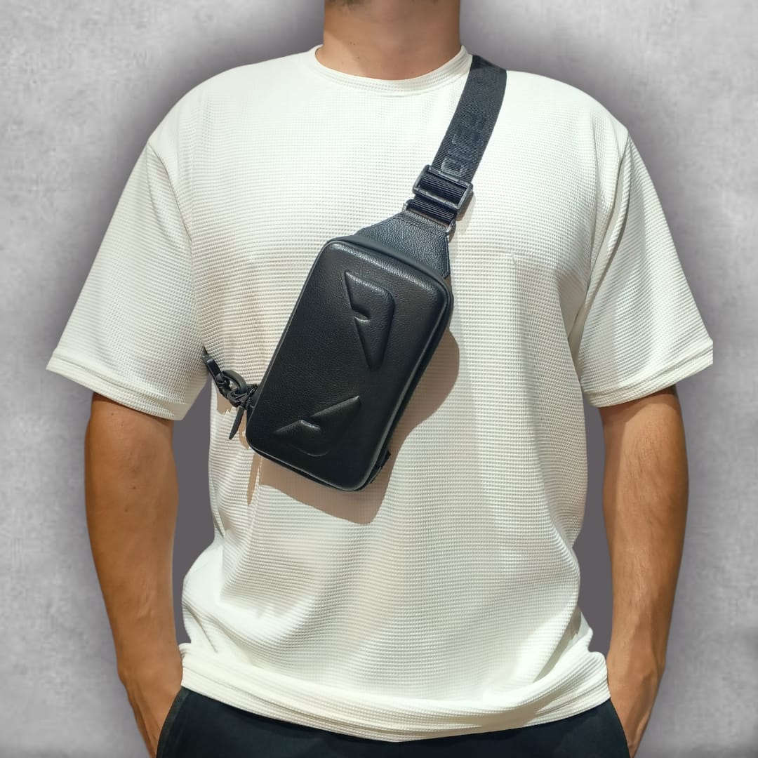 Con un acabado impecable y un diseño icónico que transmite carácter, la Cangurera Fendi es el complemento ideal para elevar tu estilo. Su practicidad se une a un look moderno y elegante, convirtiéndola en la opción perfecta para cualquier ocasión.