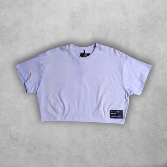 El Croptop Psycosize combina un diseño limpio y versátil con un ajuste moderno que resalta la silueta sin perder comodidad. Su confección de alta calidad y el detalle de etiqueta distintiva lo convierten en una pieza esencial para outfits urbanos y casuales con estilo auténtico.