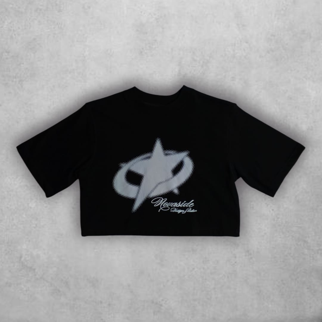 Con un diseño fresco y un estampado que refleja actitud, el Croptop Novaside se convierte en el aliado perfecto para crear outfits urbanos llenos de carácter. Ideal para quienes buscan comodidad sin perder estilo.