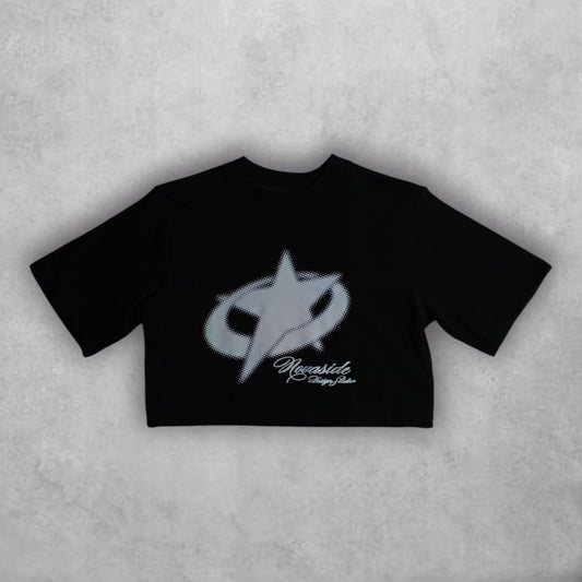 Con un diseño fresco y un estampado que refleja actitud, el Croptop Novaside se convierte en el aliado perfecto para crear outfits urbanos llenos de carácter. Ideal para quienes buscan comodidad sin perder estilo.