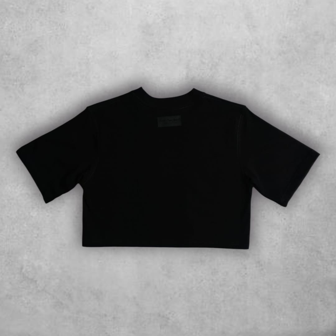 Con un diseño fresco y un estampado que refleja actitud, el Croptop Novaside se convierte en el aliado perfecto para crear outfits urbanos llenos de carácter. Ideal para quienes buscan comodidad sin perder estilo.