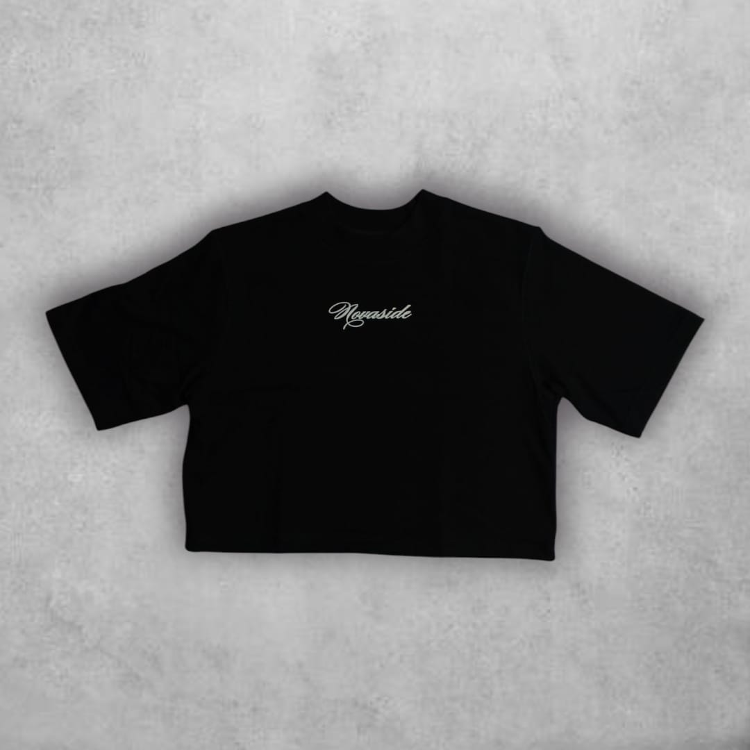 Con un diseño que mezcla lo celestial con lo moderno, el Croptop Novaside Ángeles del Diseño es una prenda de edición limitada que redefine el streetwear con un toque artístico y vanguardista.