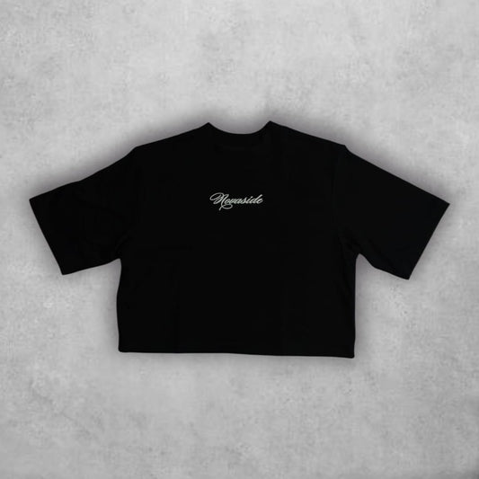 Con un diseño que mezcla lo celestial con lo moderno, el Croptop Novaside Ángeles del Diseño es una prenda de edición limitada que redefine el streetwear con un toque artístico y vanguardista.