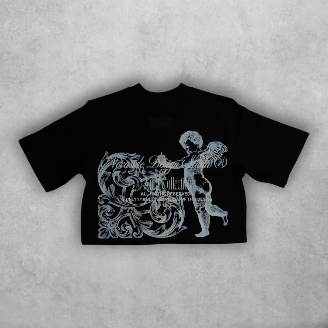 Con un diseño que mezcla lo celestial con lo moderno, el Croptop Novaside Ángeles del Diseño es una prenda de edición limitada que redefine el streetwear con un toque artístico y vanguardista.