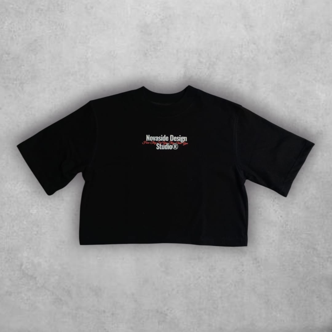 Con un diseño sobrio y atemporal, el Croptop Novaside Minimalismo Urbano se convierte en un esencial del streetwear, combinando comodidad y carácter en una prenda que no pasa desapercibida.