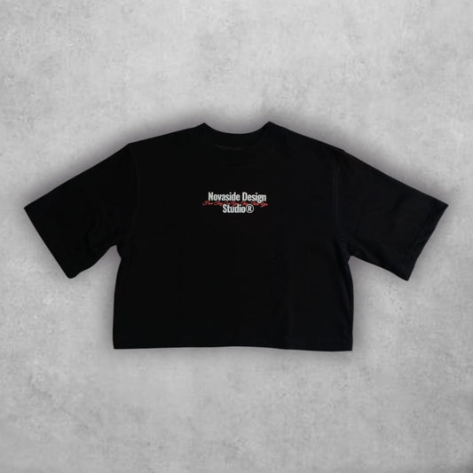 Con un diseño sobrio y atemporal, el Croptop Novaside Minimalismo Urbano se convierte en un esencial del streetwear, combinando comodidad y carácter en una prenda que no pasa desapercibida.