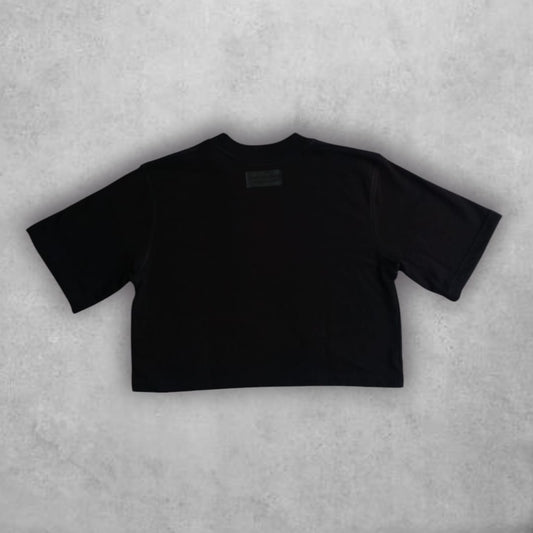 Con un diseño sobrio y atemporal, el Croptop Novaside Minimalismo Urbano se convierte en un esencial del streetwear, combinando comodidad y carácter en una prenda que no pasa desapercibida.