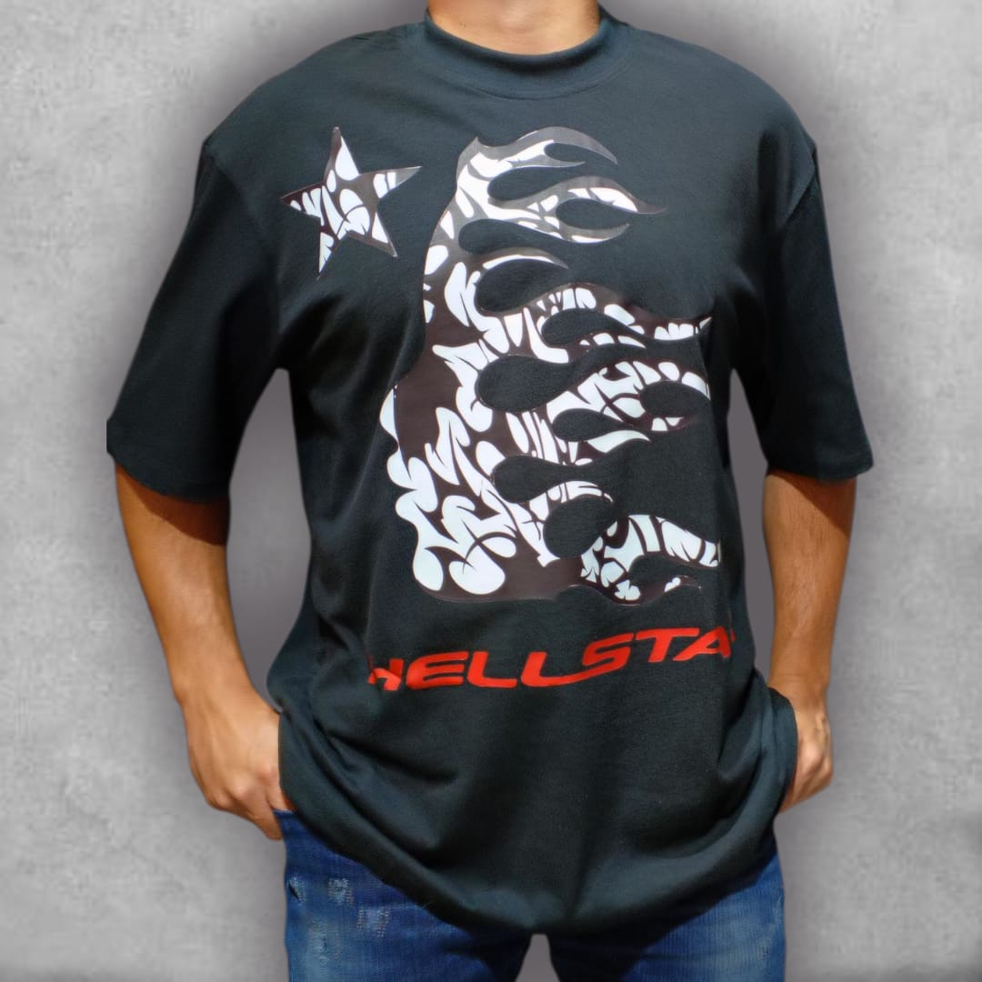 Hecha para destacar, la Camiseta Hellstar Oversize mezcla estética urbana con un gráfico de alto impacto y un fit relajado. Una prenda que convierte lo cotidiano en una declaración de estilo fuerte y sin concesiones.