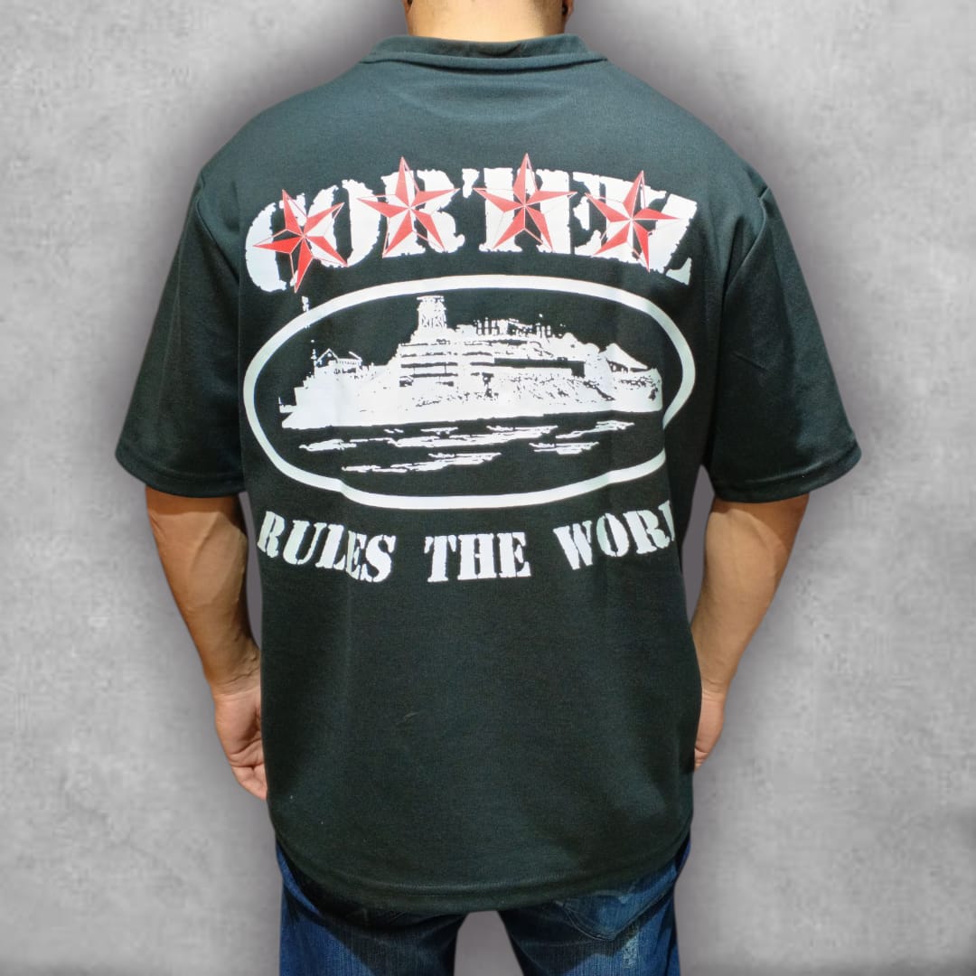 Potencia tu look con la Camiseta Cortez Oversize, una prenda con gráficos imponentes y diseño relajado que redefine la comodidad. Perfecta para marcar presencia en cualquier entorno urbano con un sello de autenticidad inconfundible.