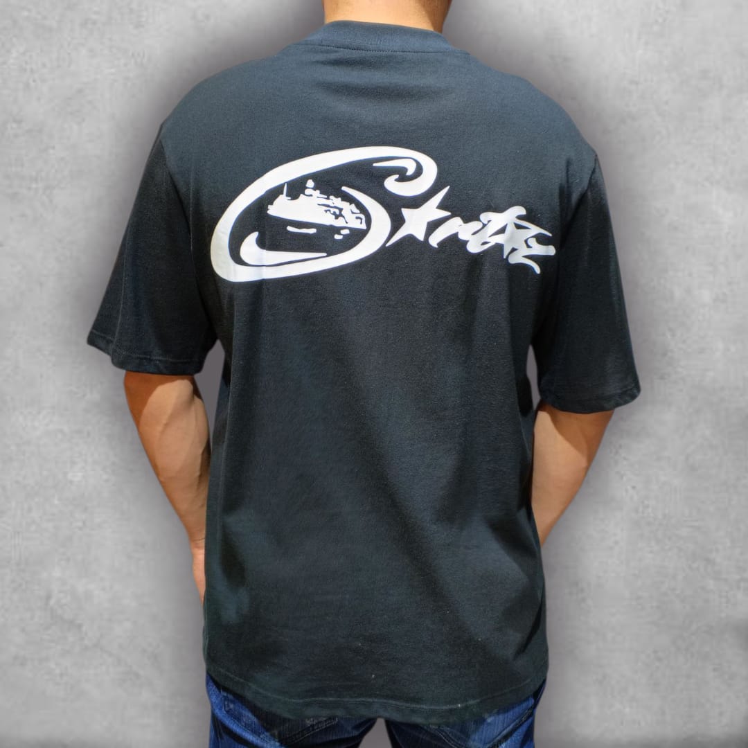 Diseñada para marcar tendencia, la Camiseta Cortez Oversize es ideal para crear outfits urbanos con carácter. Su estampado gráfico y su silueta oversized la convierten en una pieza versátil que aporta actitud y comodidad en cualquier ocasión.