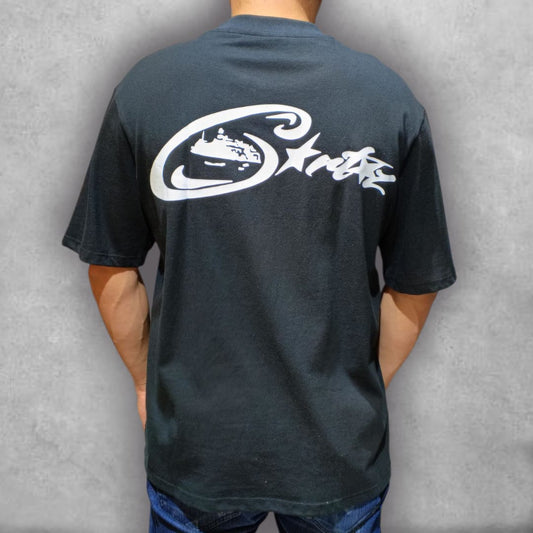 Diseñada para marcar tendencia, la Camiseta Cortez Oversize es ideal para crear outfits urbanos con carácter. Su estampado gráfico y su silueta oversized la convierten en una pieza versátil que aporta actitud y comodidad en cualquier ocasión.