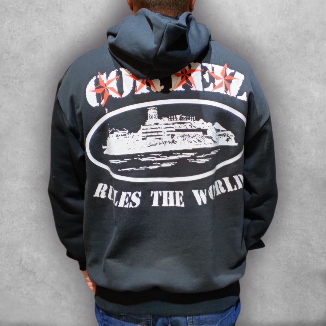 El Buzo Cortez Oversize Rebelión Urbana fusiona diseño gráfico audaz con un corte amplio y relajado. Su estética urbana se convierte en el complemento ideal para un look auténtico y con personalidad.