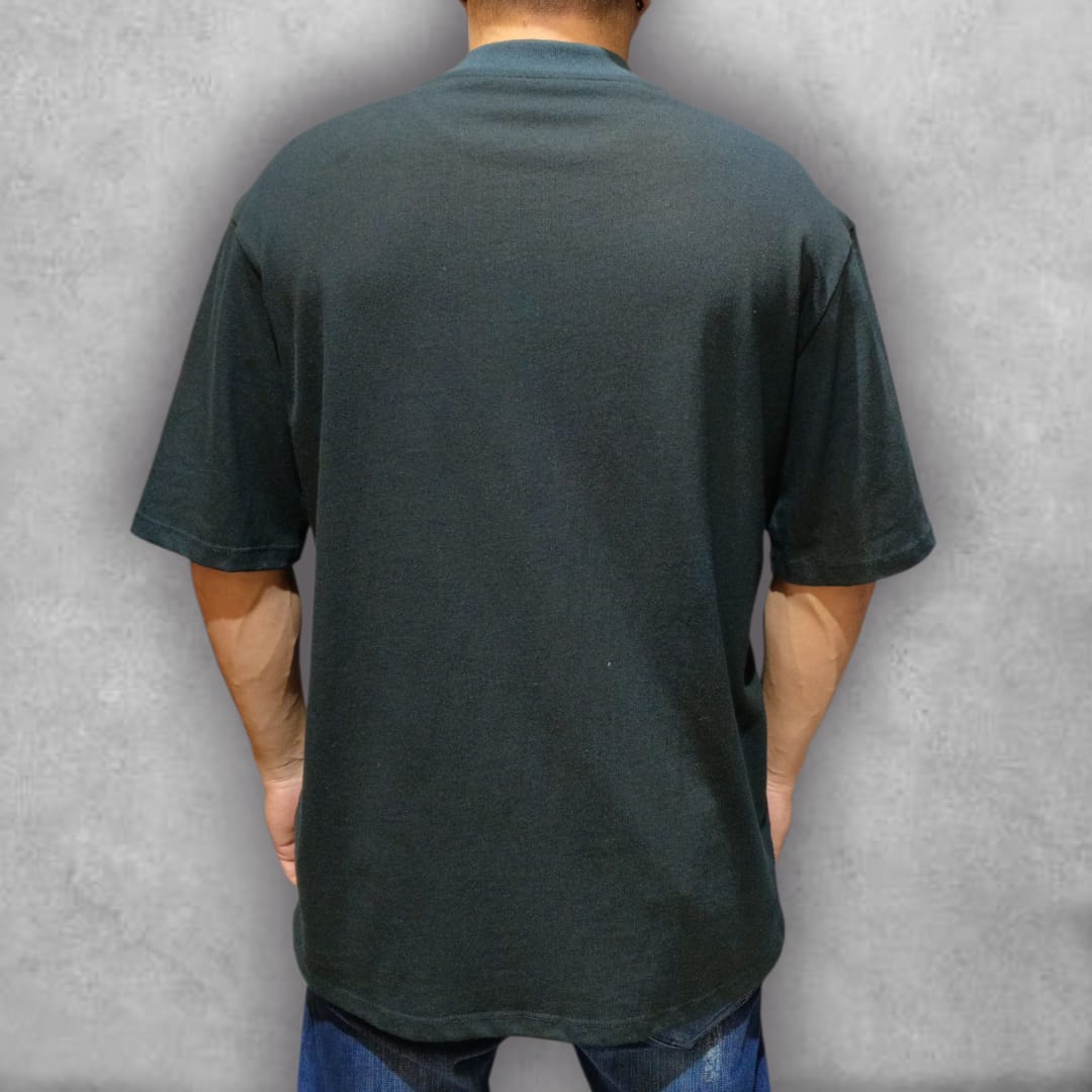 Hecha para destacar, la Camiseta Hellstar Oversize mezcla estética urbana con un gráfico de alto impacto y un fit relajado. Una prenda que convierte lo cotidiano en una declaración de estilo fuerte y sin concesiones.