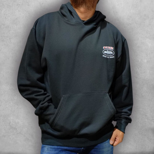 El Buzo Cortez Oversize Rebelión Urbana fusiona diseño gráfico audaz con un corte amplio y relajado. Su estética urbana se convierte en el complemento ideal para un look auténtico y con personalidad.