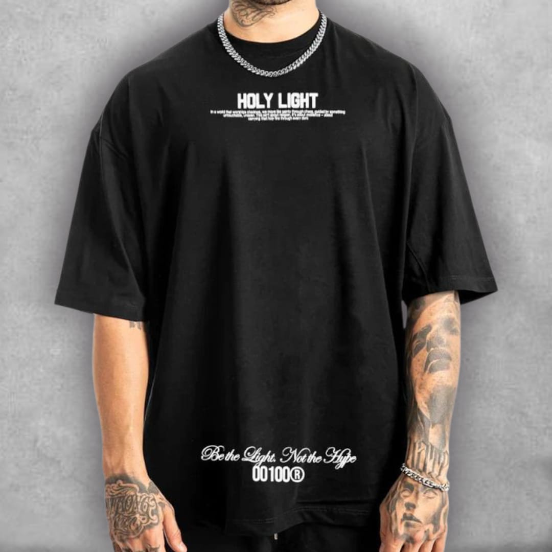 Con un diseño cargado de simbolismo, la Camiseta Stark Oversize Holy Light refleja fuerza, espiritualidad y moda en un solo statement. Perfecta para destacar en cualquier outfit urbano, es una prenda que convierte lo clásico en un icono contemporáneo.