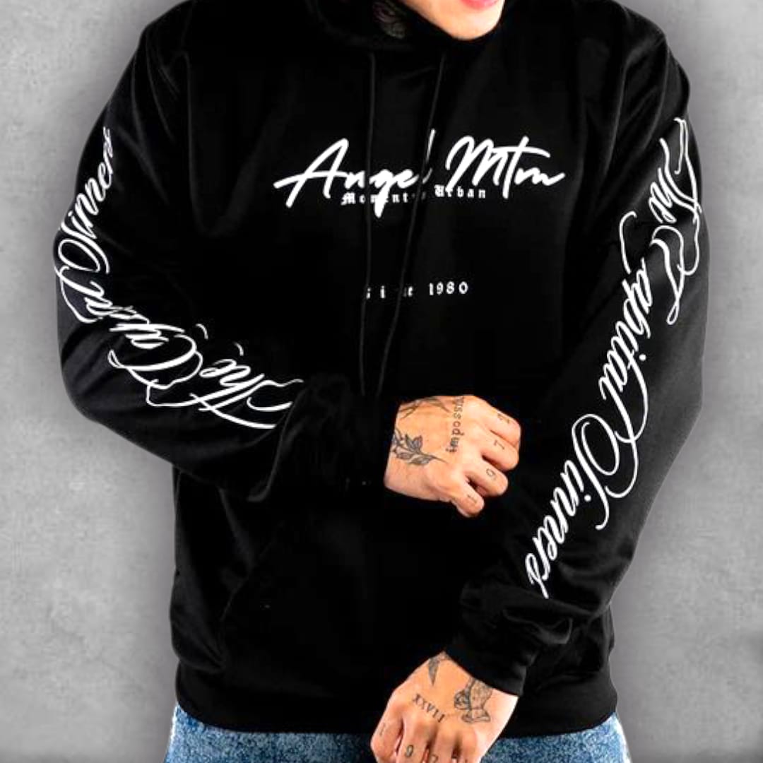 Con un aire artístico y espiritual, el Buzo Stark Fit Angel Paradise se convierte en una prenda icónica para quienes buscan marcar tendencia. El contraste del estampado angelical con el fondo negro resalta su carácter único, ideal para un look urbano con personalidad y originalidad.