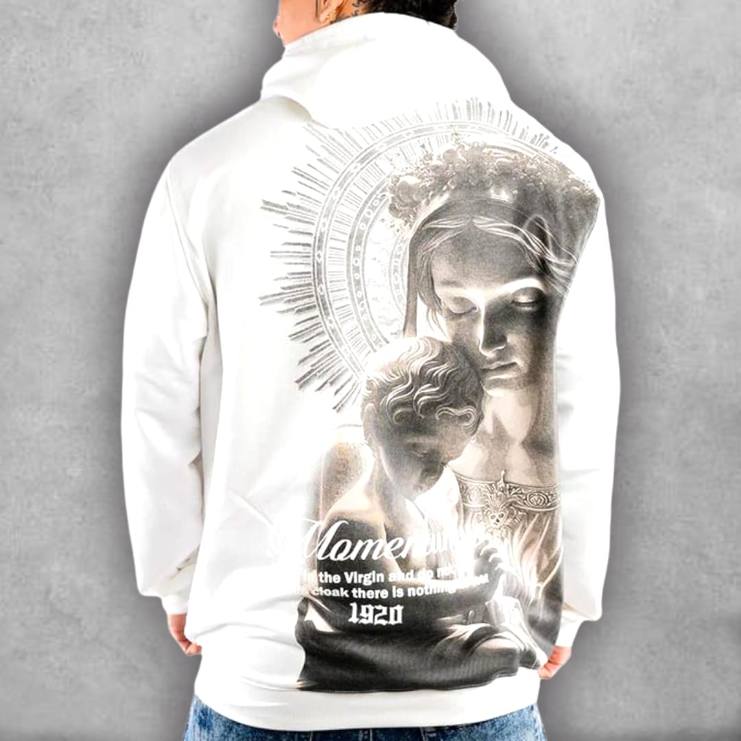 Inspirado en la iconografía clásica, el Buzo Stark Fit Virgin Edition eleva tu outfit con un diseño impactante y lleno de significado. Su contraste entre el blanco puro y el arte detallado lo convierte en una prenda esencial para quienes buscan originalidad y presencia en cada detalle