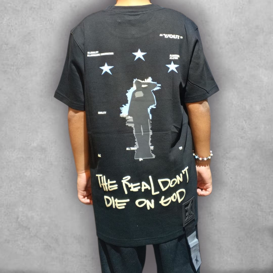 Redefine tu estilo con la camiseta semioversize Y/OUT. Su corte moderno y relajado te ofrece la máxima comodidad sin sacrificar el impacto visual. El audaz estampado trasero, "The Real Don't Die On God", junto a los gráficos de estrellas y la figura estilizada, te asegura destacar. Fabricada con materiales de alta calidad, es la elección ideal para el día a día o para hacer una declaración en tus eventos.