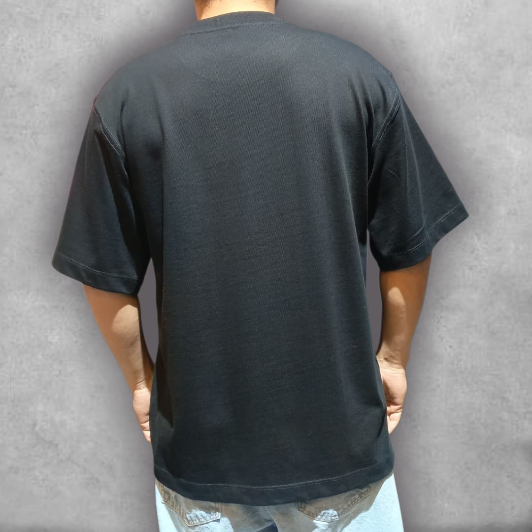 Sumérgete en lo sublime con la Camiseta Oversize Le Atelier – Ethereal Ascent Edition. Esta camiseta negra es una declaración artística que fusiona confort y misticismo. El gráfico central, con su efecto nebuloso y la figura que se alza, captura la esencia de lo inmaterial. El ajuste oversize la hace ideal para un look relajado, mientras que los mensajes de "Le Atelier De Désirs" añaden una capa de profundidad a tu estilo. Una pieza para quienes aprecian el arte en la moda.