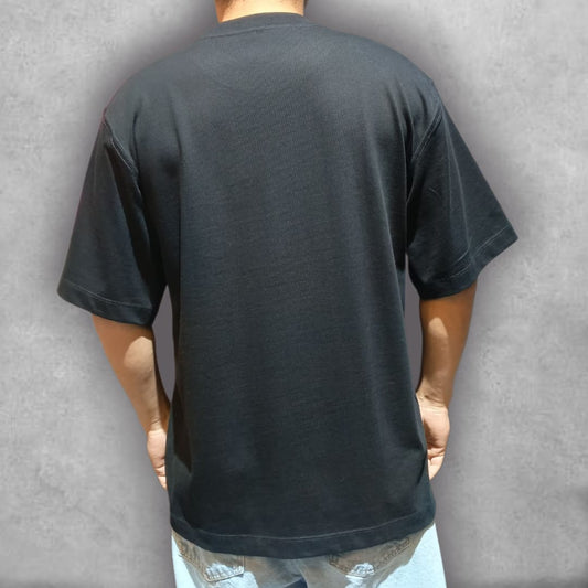 Sumérgete en lo sublime con la Camiseta Oversize Le Atelier – Ethereal Ascent Edition. Esta camiseta negra es una declaración artística que fusiona confort y misticismo. El gráfico central, con su efecto nebuloso y la figura que se alza, captura la esencia de lo inmaterial. El ajuste oversize la hace ideal para un look relajado, mientras que los mensajes de "Le Atelier De Désirs" añaden una capa de profundidad a tu estilo. Una pieza para quienes aprecian el arte en la moda.