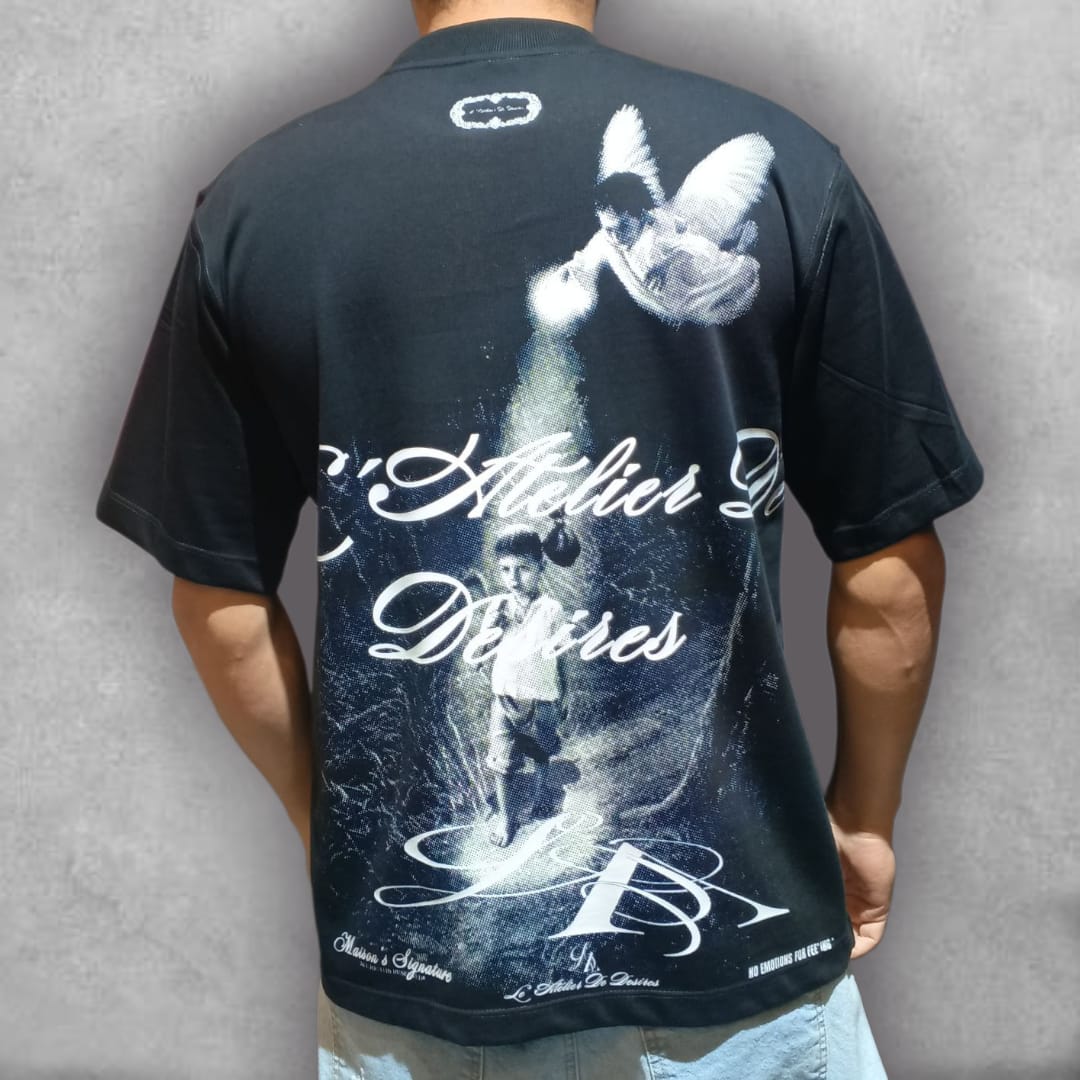 Esta es la Camiseta Oversize Le Atelier – Genesis Dream Edition, una pieza que celebra el origen de la inspiración. Con el ajuste oversize que prefieres, combina el confort del streetwear con un gráfico trasero digno de una galería. La imagen del niño recibiendo el don divino, junto con la tipografía fluida de "Le Atelier De Désirs", convierten esta camiseta negra en un lienzo de ambición y arte. Ideal para destacar con una prenda que comunica un mensaje poderoso y una estética sofisticada.