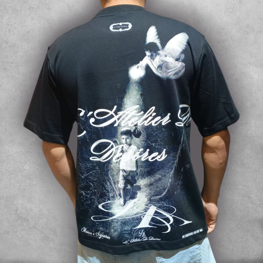 Esta es la Camiseta Oversize Le Atelier – Genesis Dream Edition, una pieza que celebra el origen de la inspiración. Con el ajuste oversize que prefieres, combina el confort del streetwear con un gráfico trasero digno de una galería. La imagen del niño recibiendo el don divino, junto con la tipografía fluida de "Le Atelier De Désirs", convierten esta camiseta negra en un lienzo de ambición y arte. Ideal para destacar con una prenda que comunica un mensaje poderoso y una estética sofisticada.