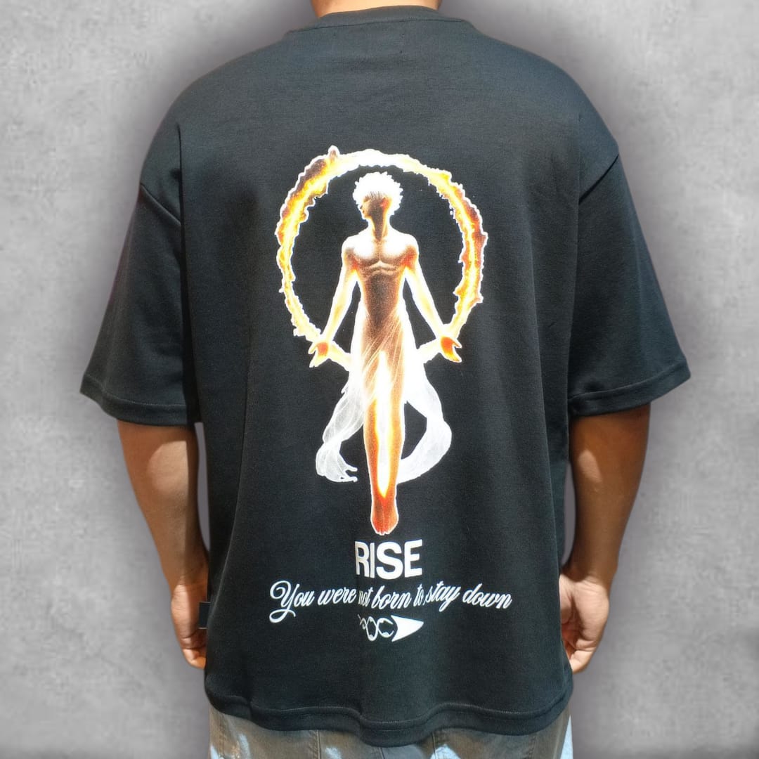 Siente el fuego de la transformación con la Camiseta Oversize Rise – Phoenix Aura Edition. Más que una camiseta negra, es un símbolo de superación. El gráfico central, vibrante en tonos naranjas y blancos, captura la figura del ascenso, inspirada en la fuerza del fénix. El ajuste oversize te brinda total comodidad y el estilo que demanda la cultura urbana. Viste tu determinación y un mensaje claro de que siempre hay que levantarse.