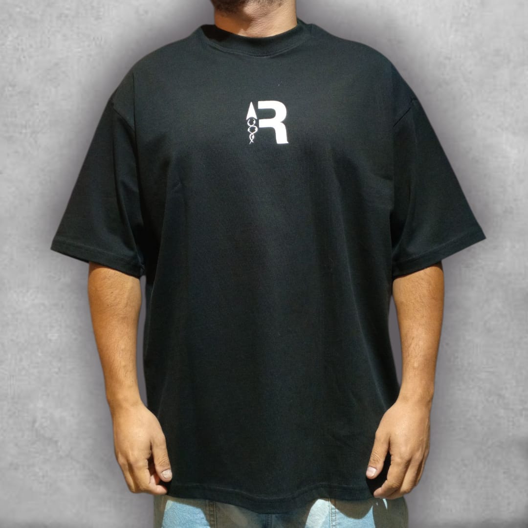 Lleva el universo en la espalda con la Camiseta Oversize Rise – Gravity Defier Edition. Perfecta para quienes buscan un estilo que hable de propósito, esta prenda combina el confort del fit oversize con un gráfico que simboliza la superación: la figura que se escapa de la gravedad. El texto motivacional te impulsa a la acción. Es la mezcla ideal de diseño cósmico y mensaje de vida para tu guardarropa urbano.