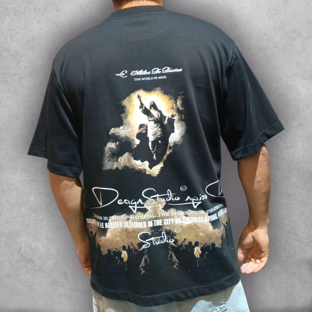Captura la grandeza del estudio con la Camiseta Oversize Le Atelier – World Is Mine Edition. El diseño, que incluye la tipografía "Design Studio" y el nombre "Le Atelier De Désirs", evoca la energía de un taller creativo. Su ajuste oversize te ofrece una silueta moderna y relajada. Con su gráfica dramática y sus poderosos mensajes sobre el deseo y la inspiración, esta camiseta es una pieza fundamental para un guardarropa que exige atención.
