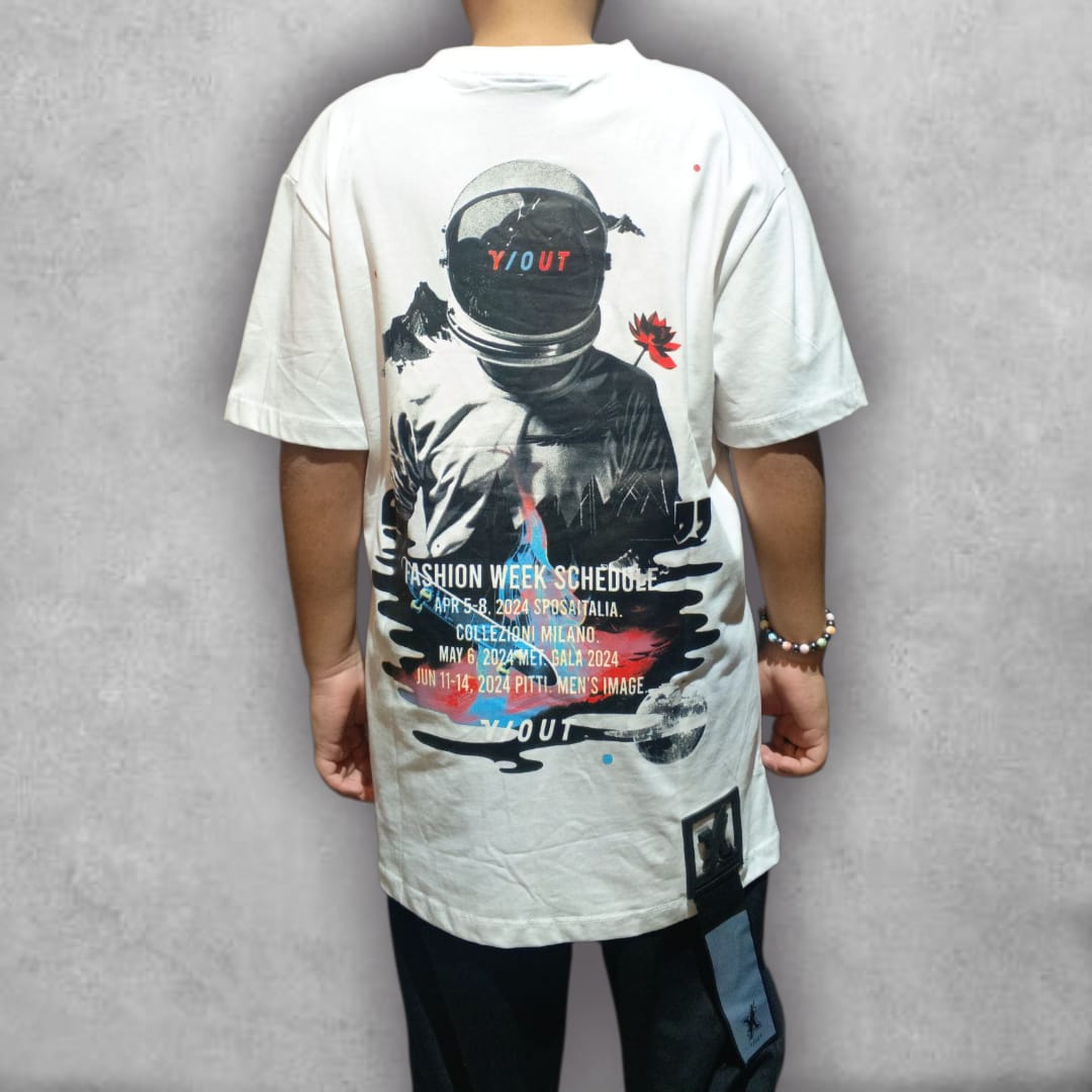 Despega hacia el estilo definitivo con nuestra Camiseta Semioversize Y/OUT – Cosmo Fashion Edition. Un diseño innovador donde la figura de un astronauta se fusiona con un moderno "Fashion Week Schedule" y detalles vibrantes. El blanco puro de la camiseta realza los gráficos, creando un contraste dinámico. Con su corte semioversize, esta prenda te ofrece un ajuste contemporáneo y una comodidad superior, perfecta para lucir en cualquier ocasión y demostrar tu pasión por la moda y lo cósmico.