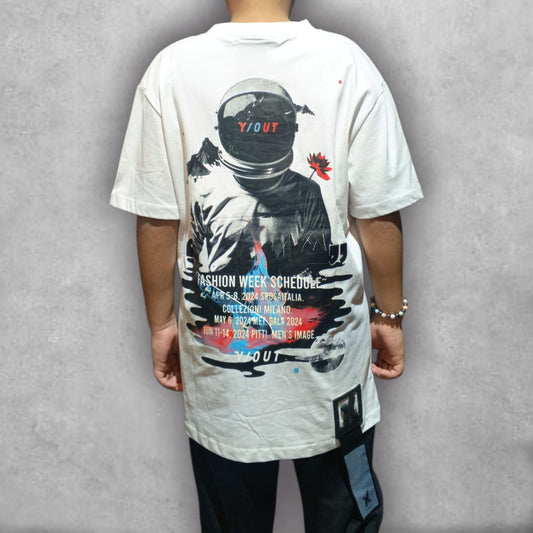 Despega hacia el estilo definitivo con nuestra Camiseta Semioversize Y/OUT – Cosmo Fashion Edition. Un diseño innovador donde la figura de un astronauta se fusiona con un moderno "Fashion Week Schedule" y detalles vibrantes. El blanco puro de la camiseta realza los gráficos, creando un contraste dinámico. Con su corte semioversize, esta prenda te ofrece un ajuste contemporáneo y una comodidad superior, perfecta para lucir en cualquier ocasión y demostrar tu pasión por la moda y lo cósmico.